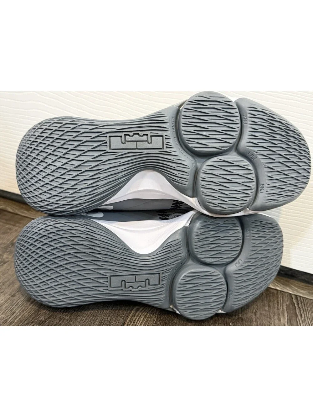 Nike LEBRON JAMES WITNESS 5 V COOL GREY Sz 7 Men’s CQ9380 NWOB